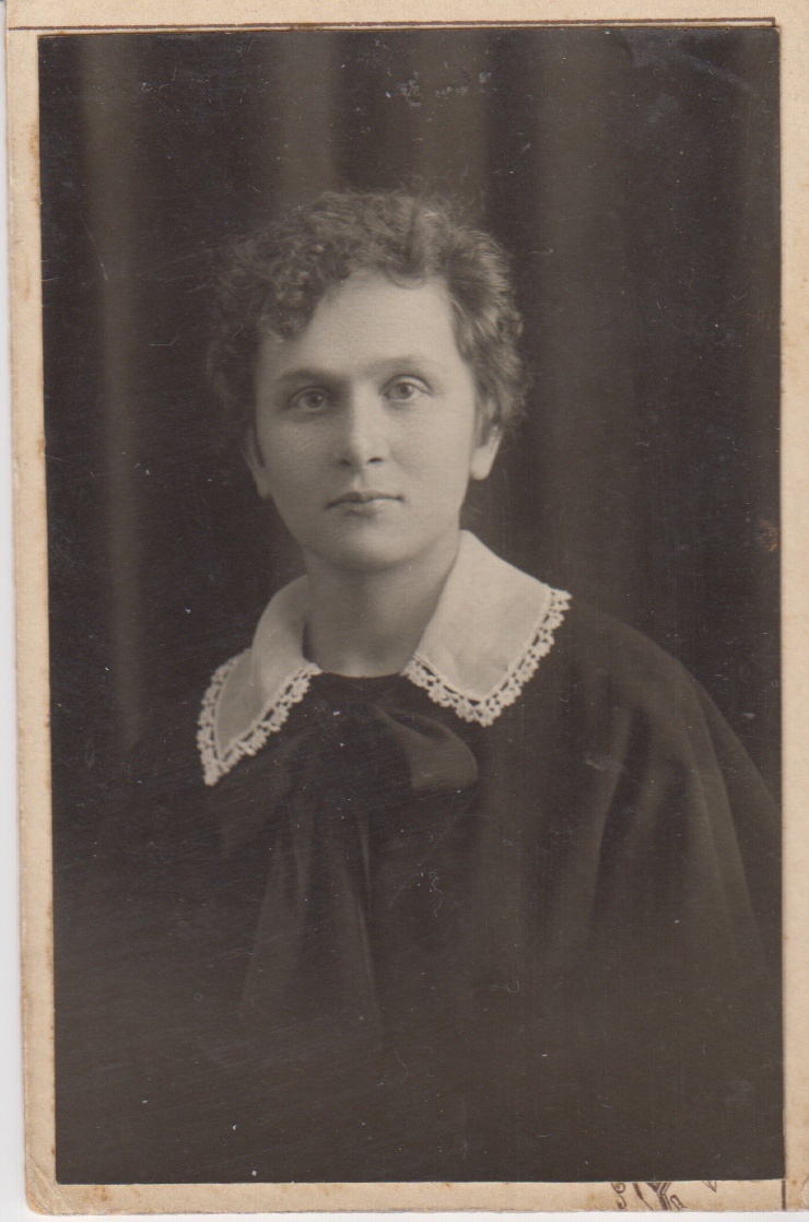 Алла Васильева-гимназистка, Омск, 1919 г. Из семейного архива