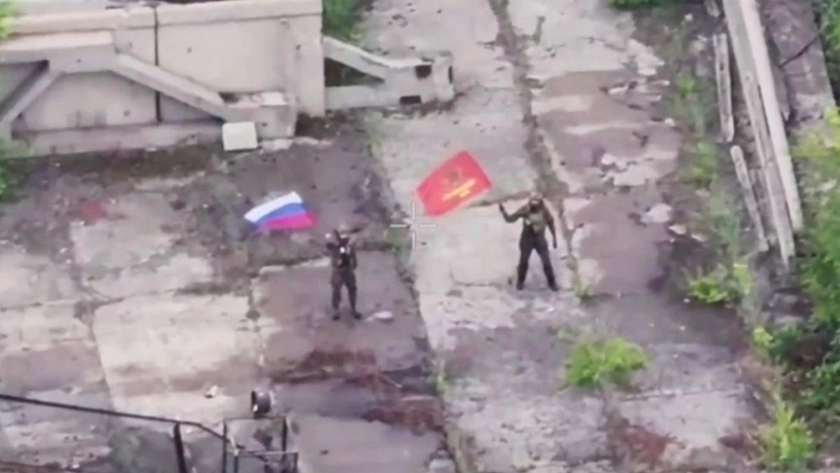    Российские военнослужащие группировки войск «Южная» взяли под контроль восточные и северо-восточные районы Константиновки.
