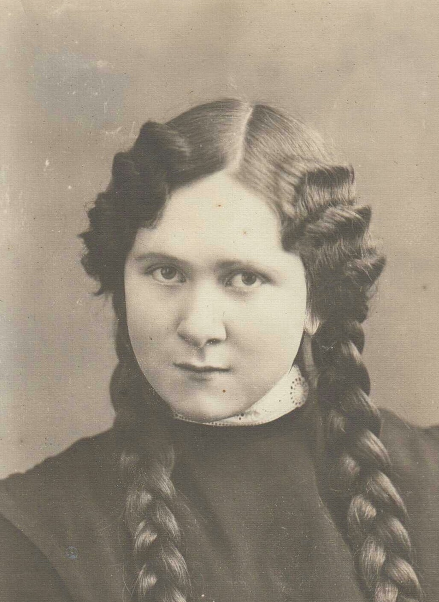 Елена Васильева-гимназистка, 1910-е гг. Из семейного архива