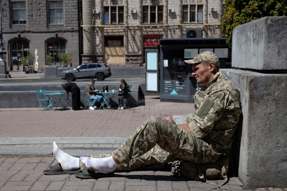    Украинские солдаты уже не мечтают о победе, а хотят вернуться домой. И готовы ради этого сложить оружие. REUTERS
