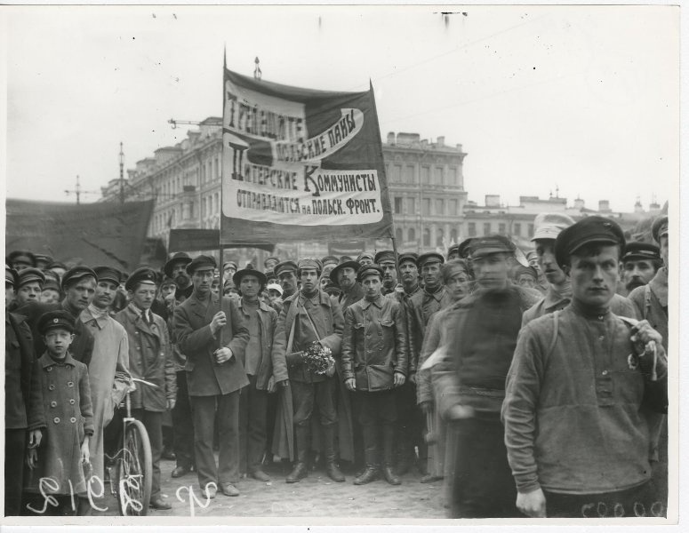 Коммунисты перед отправкой на Польский фронт, 1920 год.