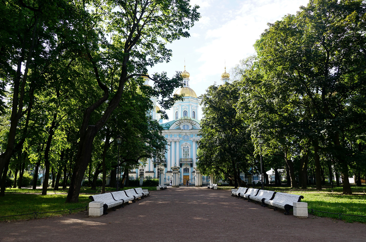 Вид на храм со стороны проспекта Римского-Корсакова. Фото автора.