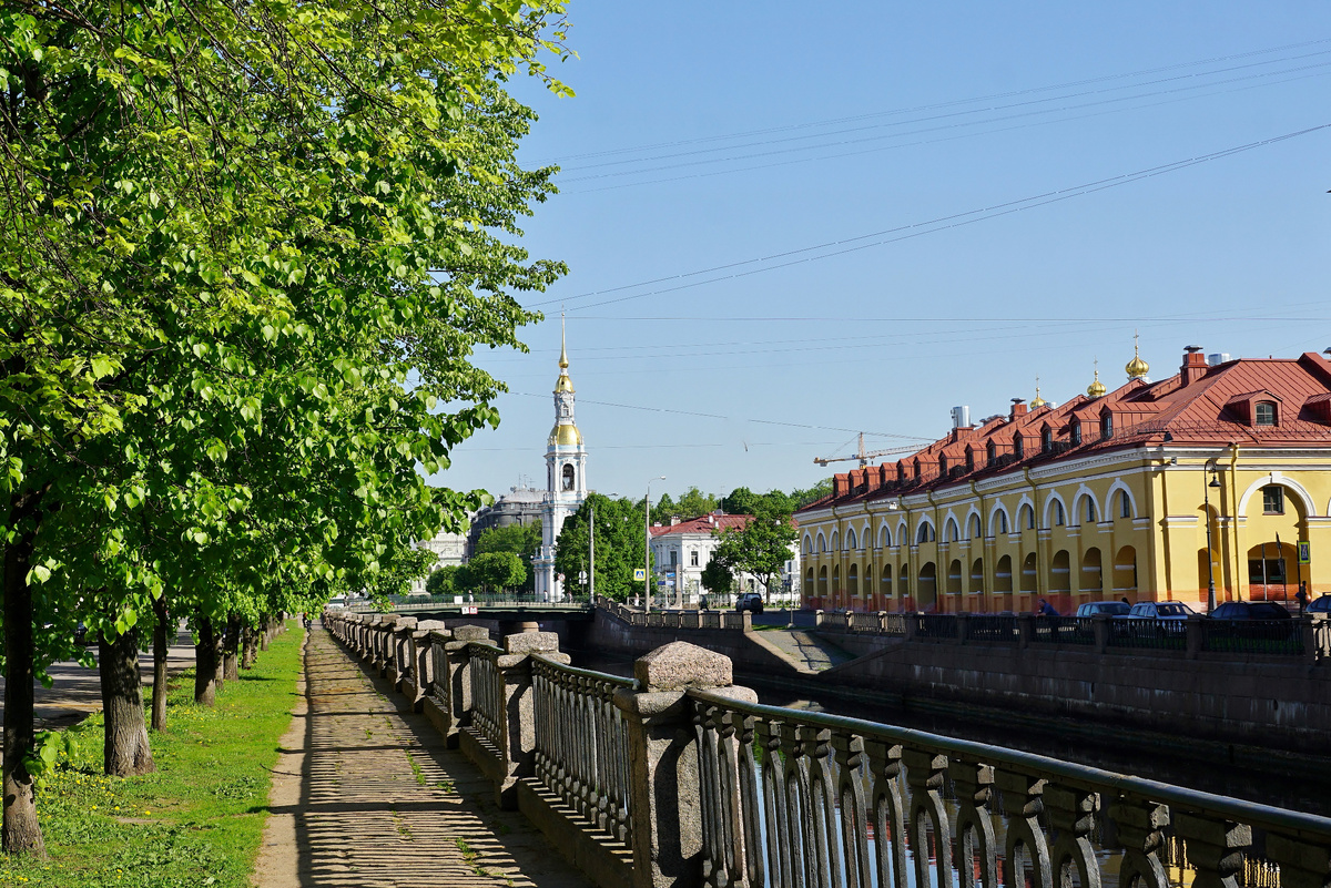 Набережная Крюкова канала, справа Никольские ряды. Фото автора.