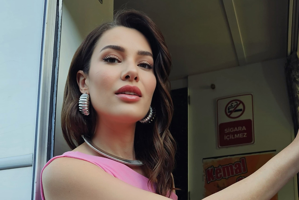     35-летняя звезда сериала «Клюквенный щербет» Эдже Иртем поужинала в кафе с мамой, а потом умерла у нее на руках