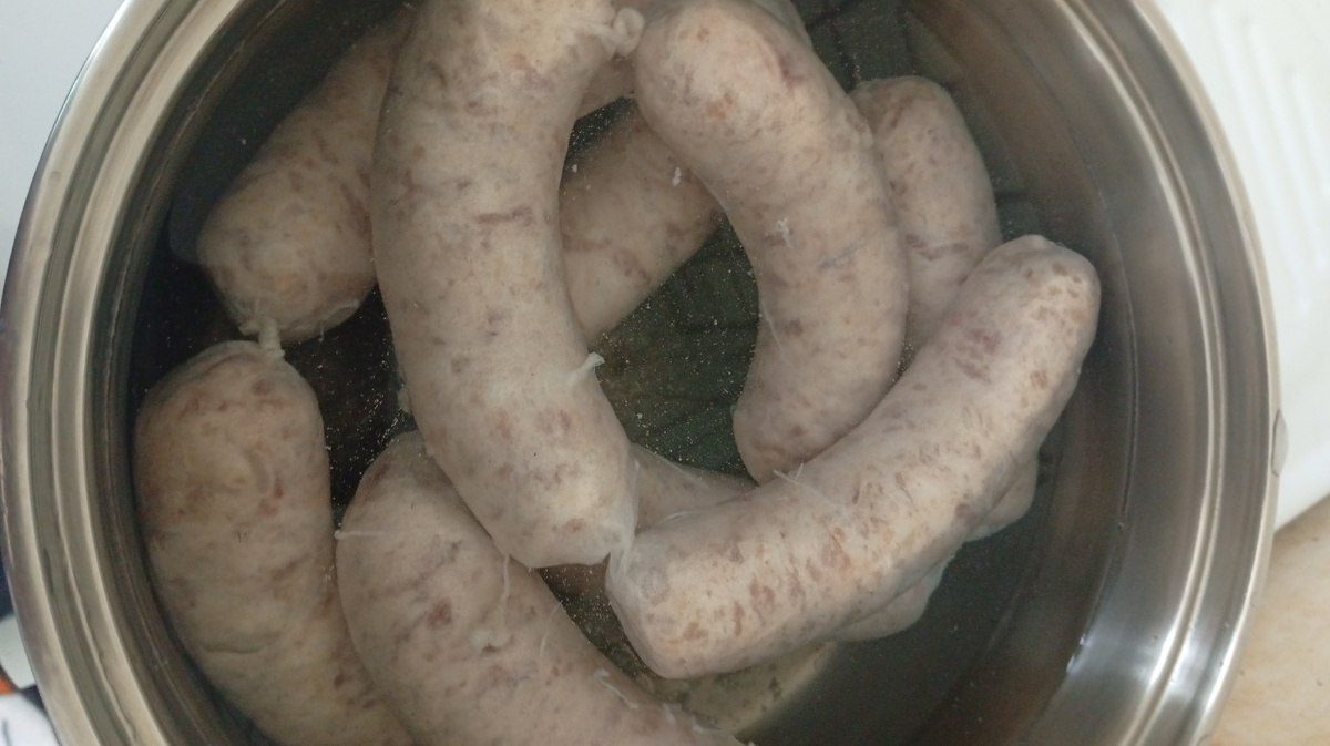 Это варю купаты в кастрюле. 