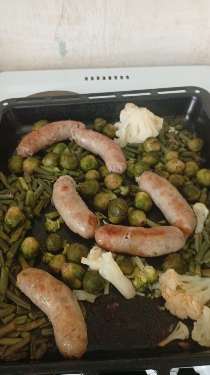 Следующем этапом я запекла купаты с замороженными овощами в духовке. Два сама съела, на готовность так сказать проверить.  