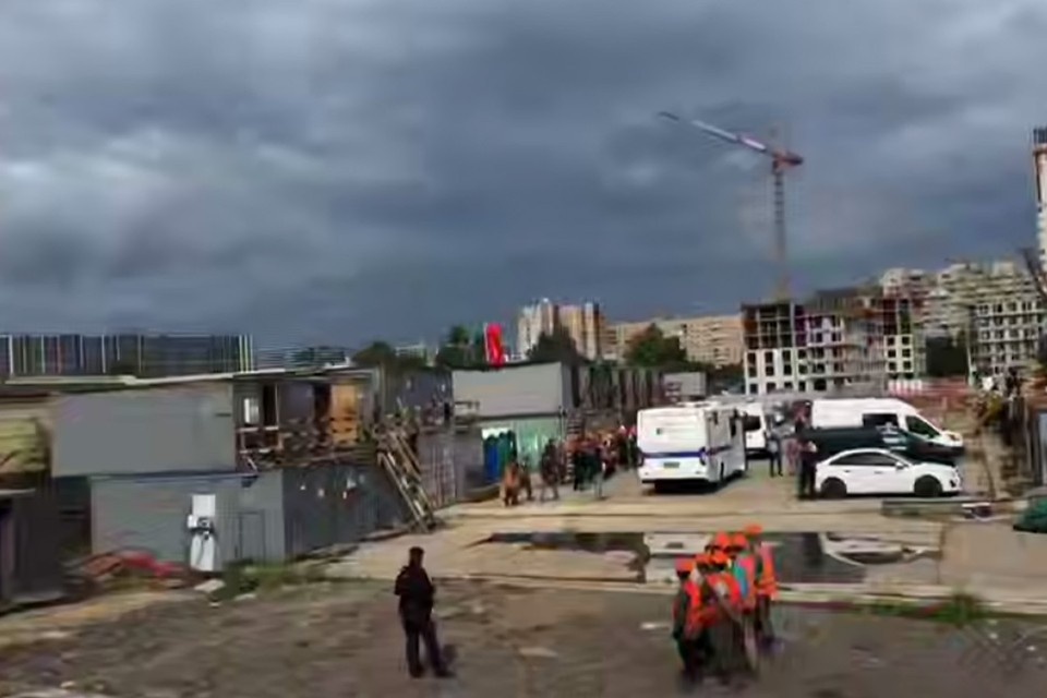    На этот раз правоохранители посетили стройплощадку на Васильевском острове. Фото: https://t.me/spb_police78