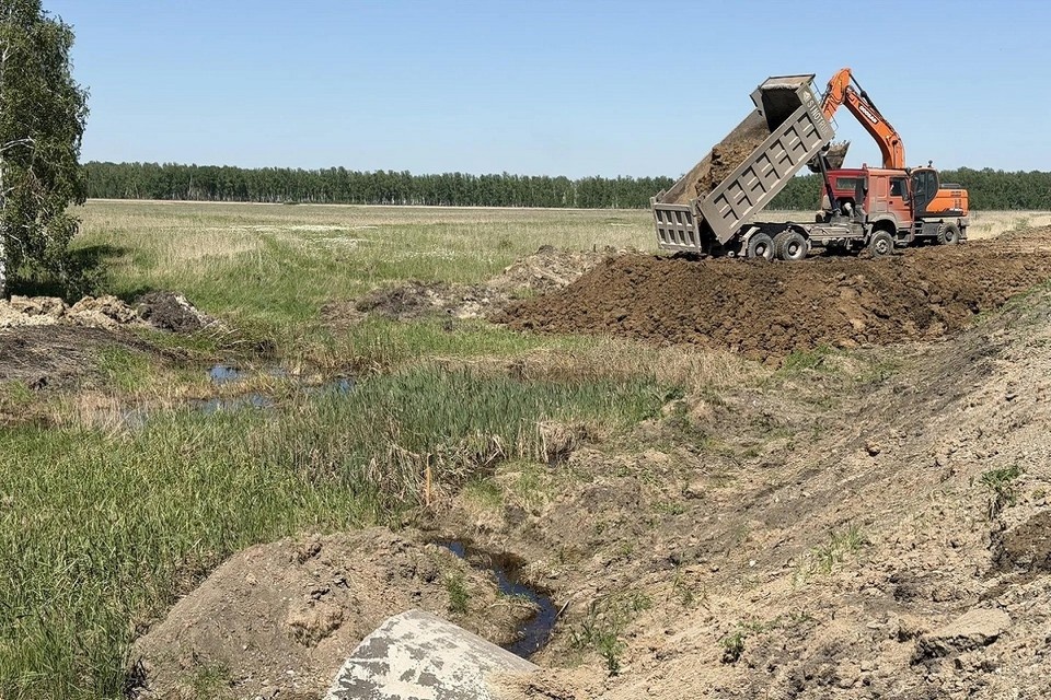    Чтобы переустроить водопропускные трубы, делают объездные дороги. Фото: ТУАД Новосибирской области