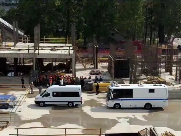    Рейд прошёл на стройке жилого комплекса на улице Кораблестроителей. Фото: пресс-служба ГУ МВД России по Санкт-Петербургу и Ленинградской области