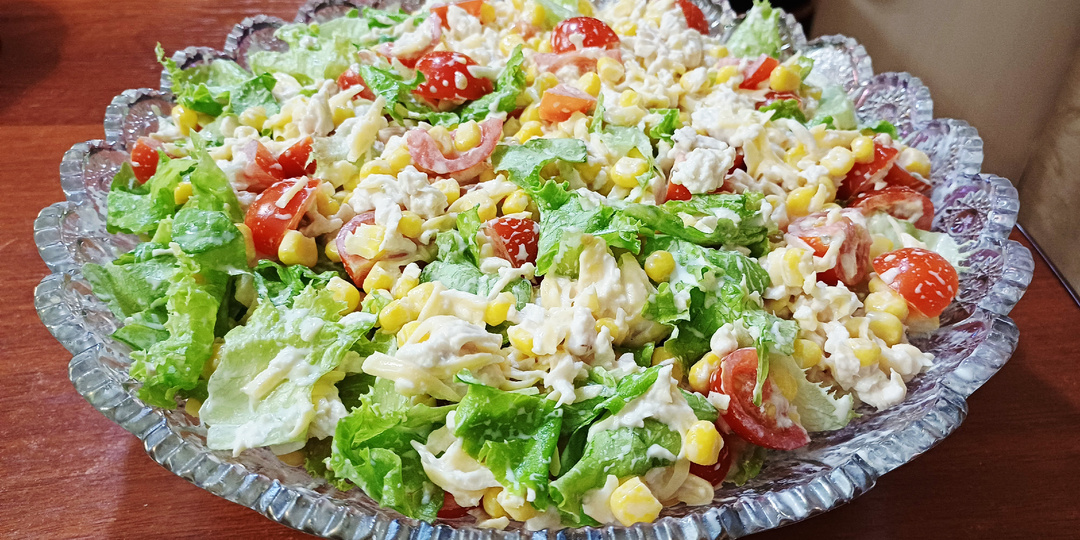 Яркий и очень вкусный салат, который можно даже на диете.