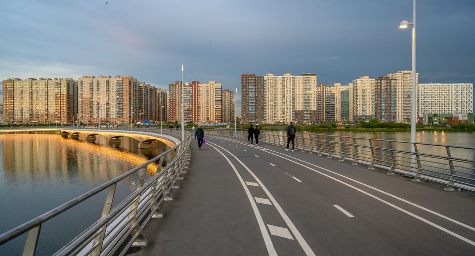    Пешеходный мост через озеро Черное соединил микрорайон Зенино в Люберцах и Некрасовку в Москве / Медиасток.рф