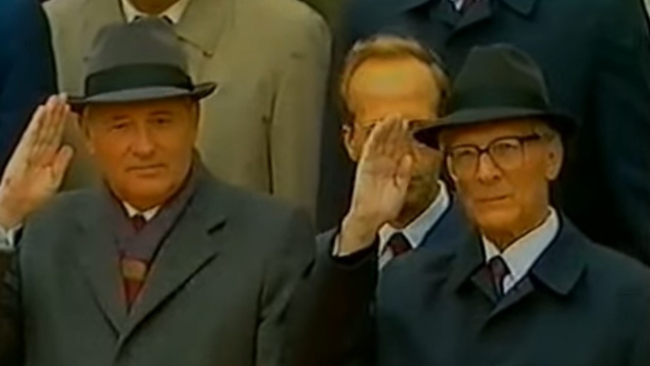    Михаил Горбачев (слева) и Эрих Хонеккер (справа) на военном параде 1989 года в честь 40-летия ГДР. Уже в 1990-м Горбачев сдаст и Хонеккера, и ГДР. Кадр трансляции телевидения ГДР