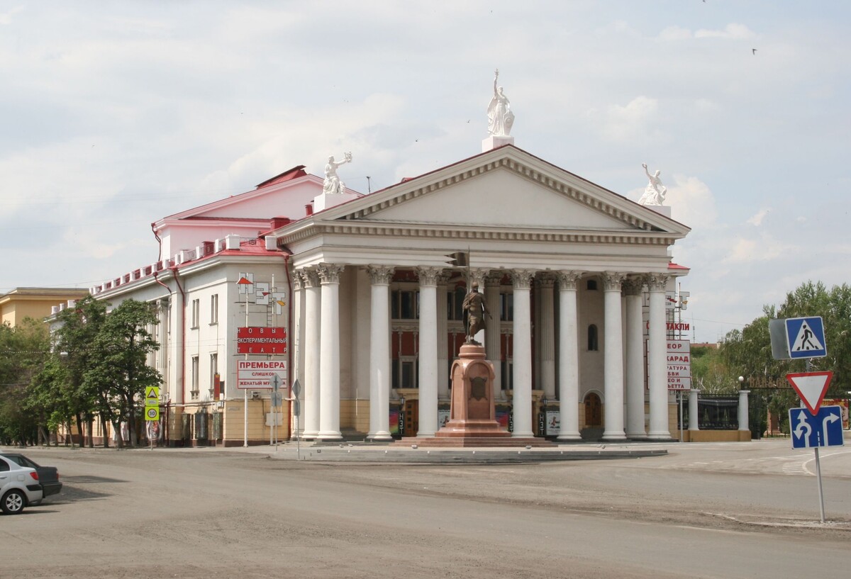 Памятник Александру Невскому на фоне здания Драмтеатра.