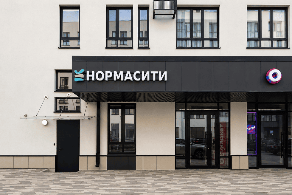 Магазин у дома в современном ЖК: какой должна быть вывеска в 2026 году