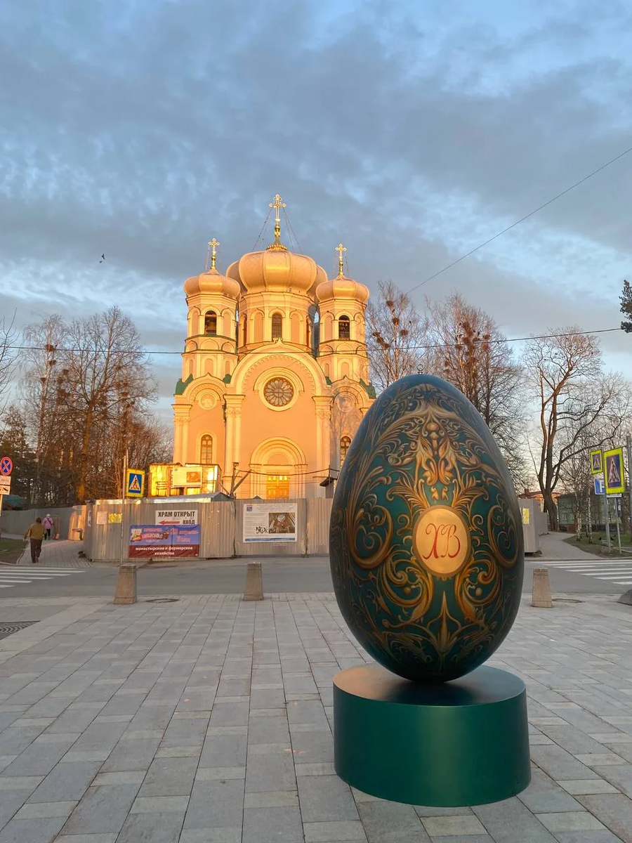 Пасхальный арт-объект возле Покровского собора в Гатчине.