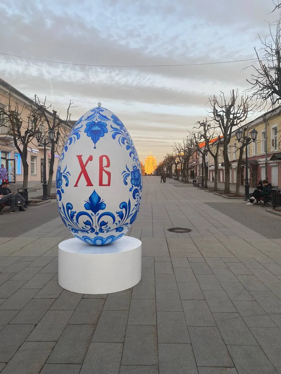 Второе пасхальное яйцо установлено на одной из центральных прогулочных улиц Гатчины.