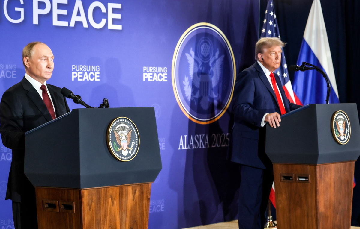    Президент России Владимир Путин и президент США Дональд Трамп  Гавриил Григоров/Пресс-служба президента РФ/ТАСС