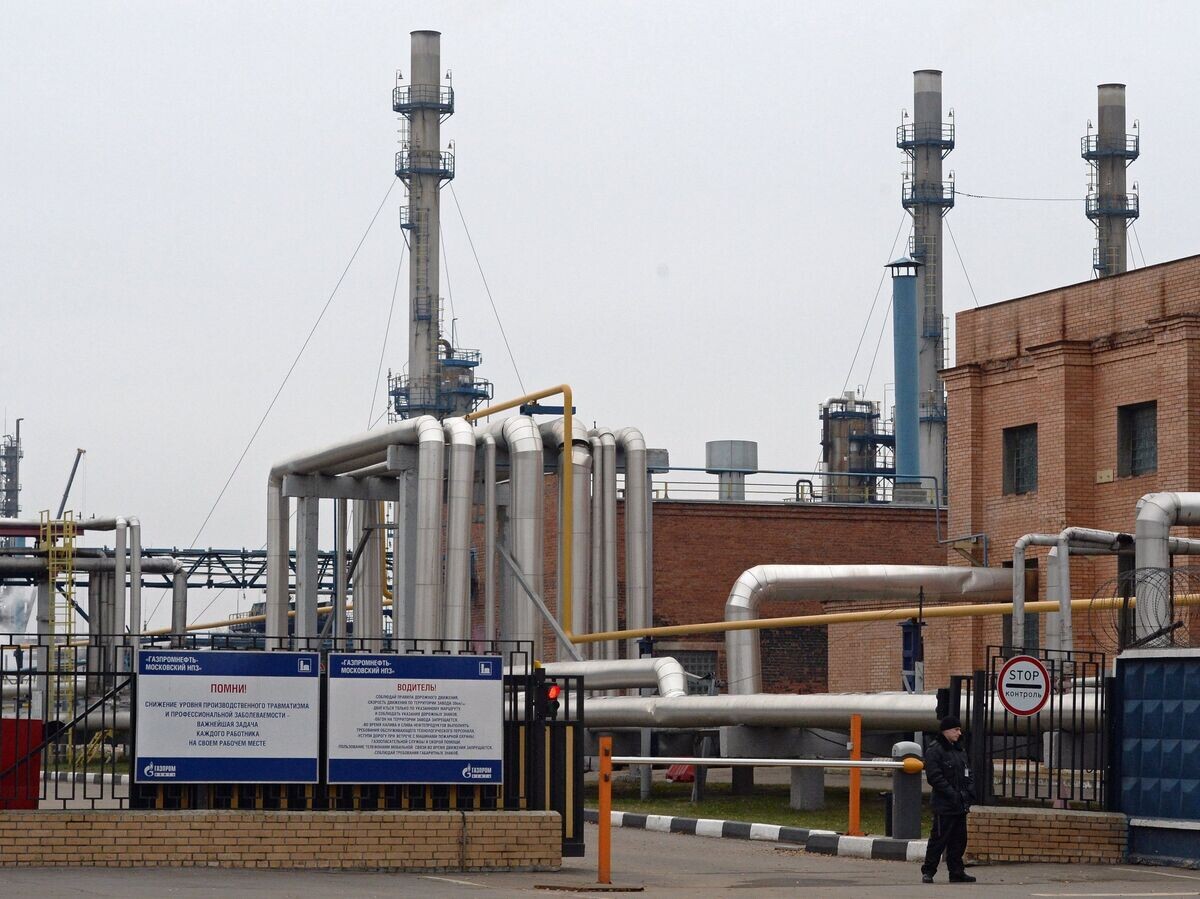    Нефтеперерабатывающее предприятие ОАО "Газпромнефть – Московский НПЗ" в Москве© РИА Новости . Михаил Воскресенский