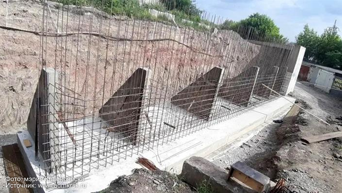     Две подпорные стены начали ремонтировать в Красноярске