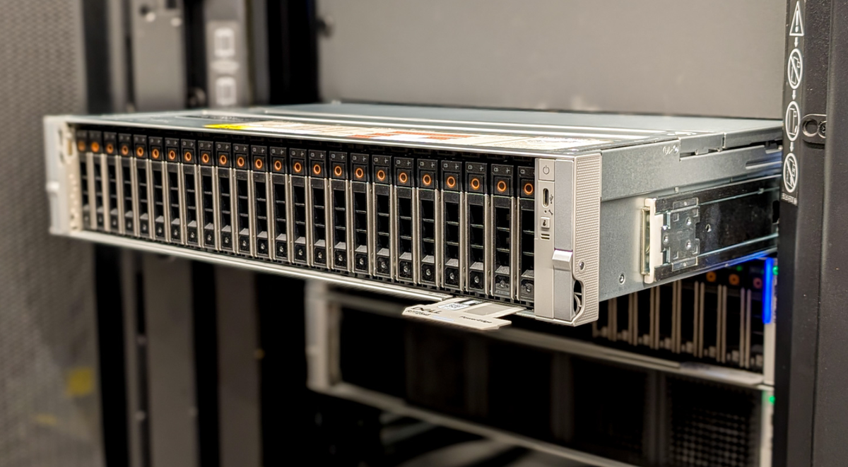 Сервер Dell PowerEdge R7725xd в серверной стойке 