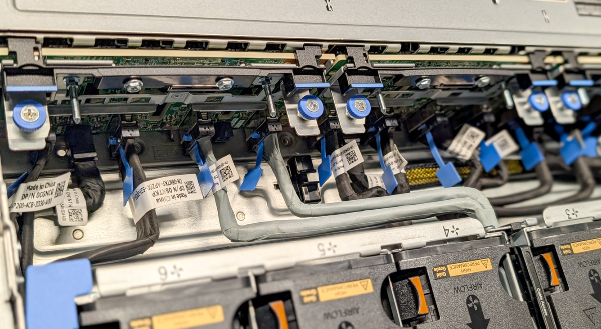 Внутреннее устройство Dell PowerEdge R7725xd: backplane и компоненты подсистемы хранения 