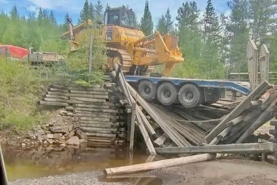    Водитель грузовика проигнорировал знаки и повредил конструкцию, проезд по мосту закрыт. Фото: Дорожная служба Иркутской области.