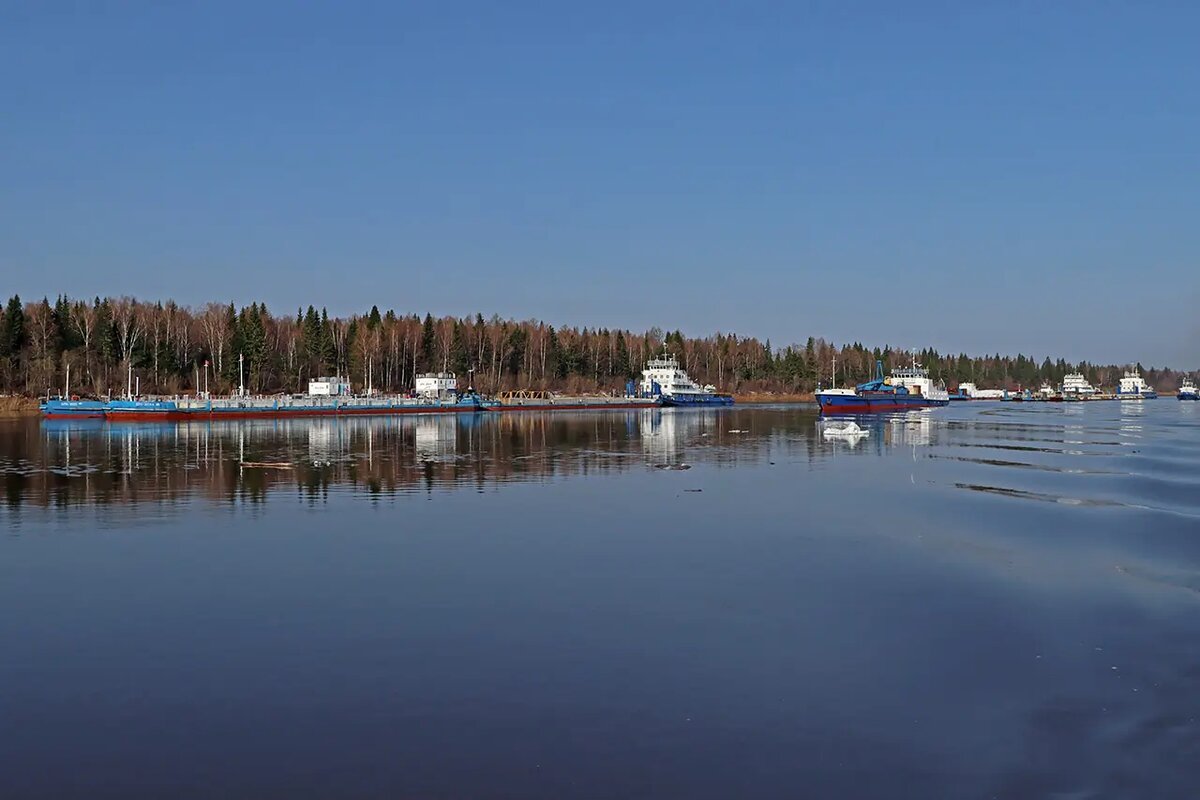     Пороги и ущелья на Подкаменной Тунгуске чередуются с плесовыми участками. На фото виден масштаб происходящего экспедиционного завоза – необходимо успеть подняться и вернуться на Енисей за несколько недель между окончанием ледохода и началом спада воды