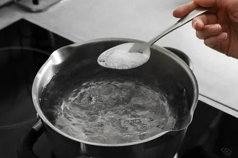 Почему воду нужно солить после закипания