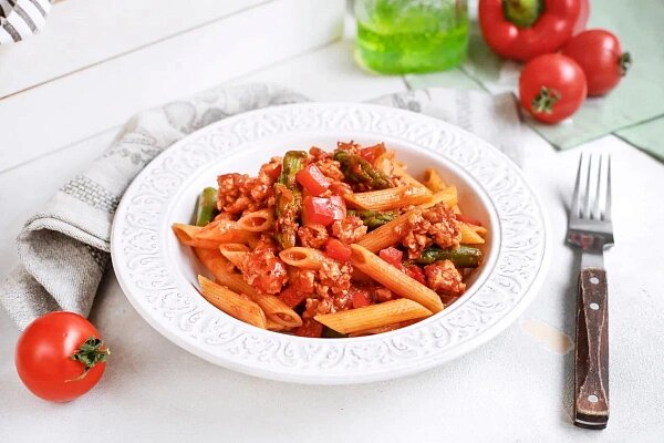 Пенне с индейкой, спаржей и азиатским соусом