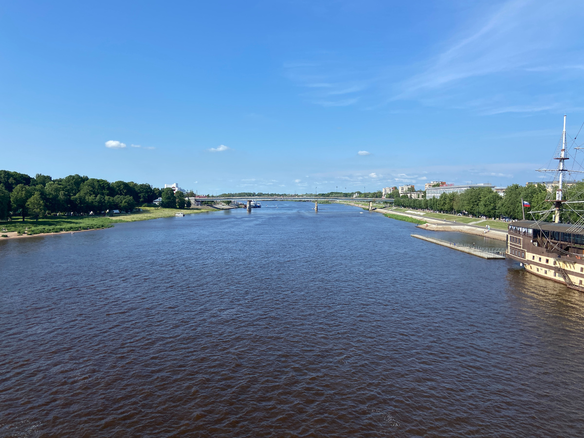 Река Волхов, вид с Пешеходного (горбатого) моста.