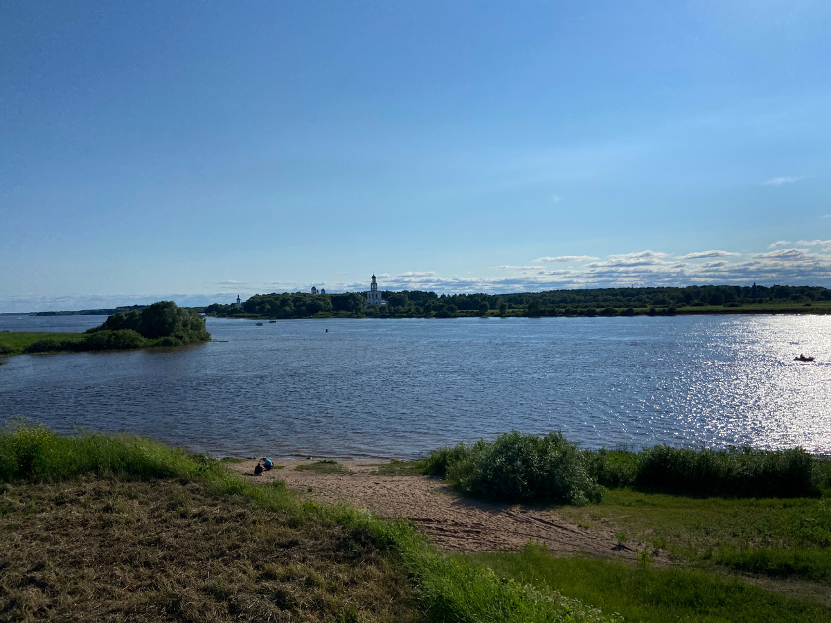 Река Волхов, вид на Юрьев монастырь с Рюрикова городища.