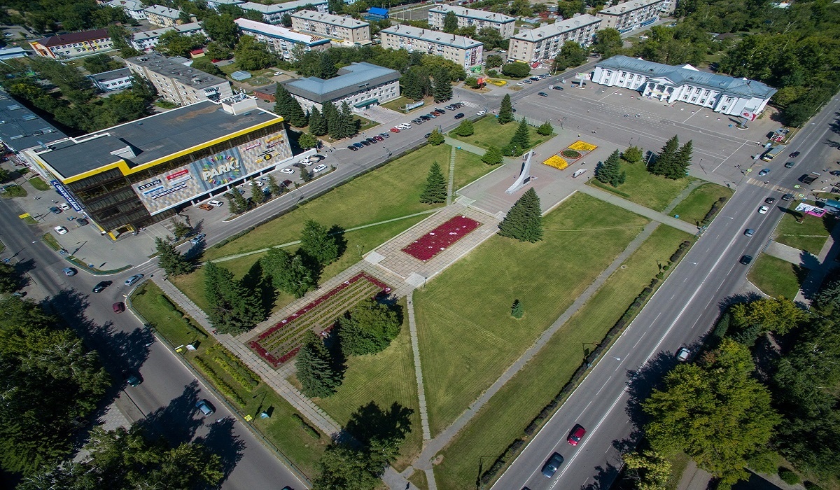 Мэрия и городской парк. Фото: сайт администрации Новоалтайска