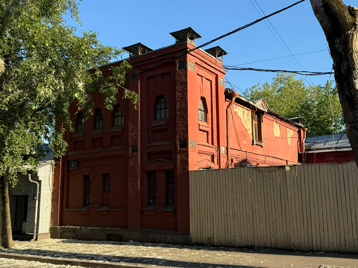 Фото автора канала. Дом для приезжих астрономов.