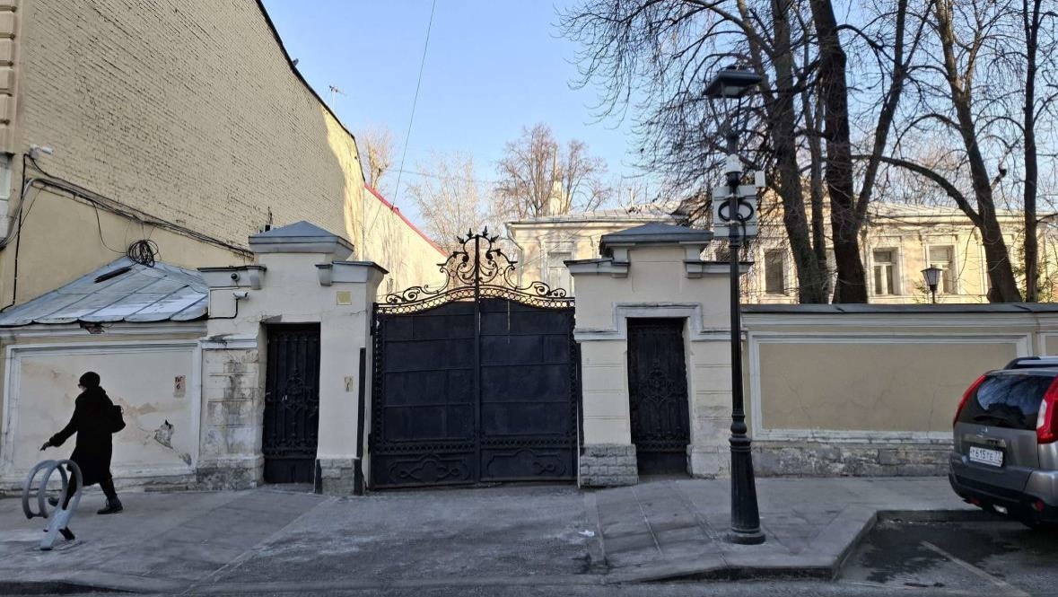 Вид с улицы Малый Харитоньевский переулок на сторожку, ограду с воротами и двумя
калитками и главный дом, входящие в ансамбль с юго-запада