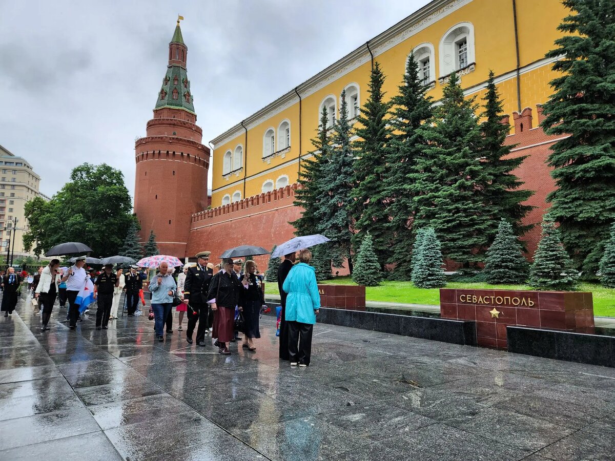 Участники торжественного мероприятия у Кремлевской стены