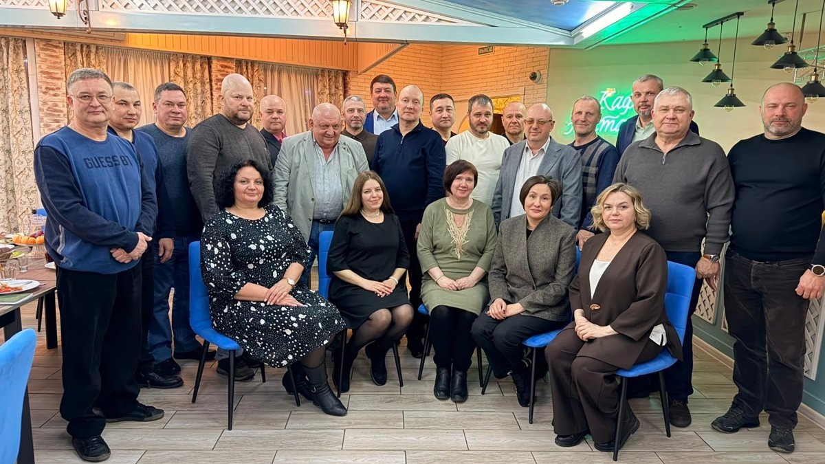    Полковник юстиции Вероника Ершова (крайняя справа на первом ряду) стала адвокатом