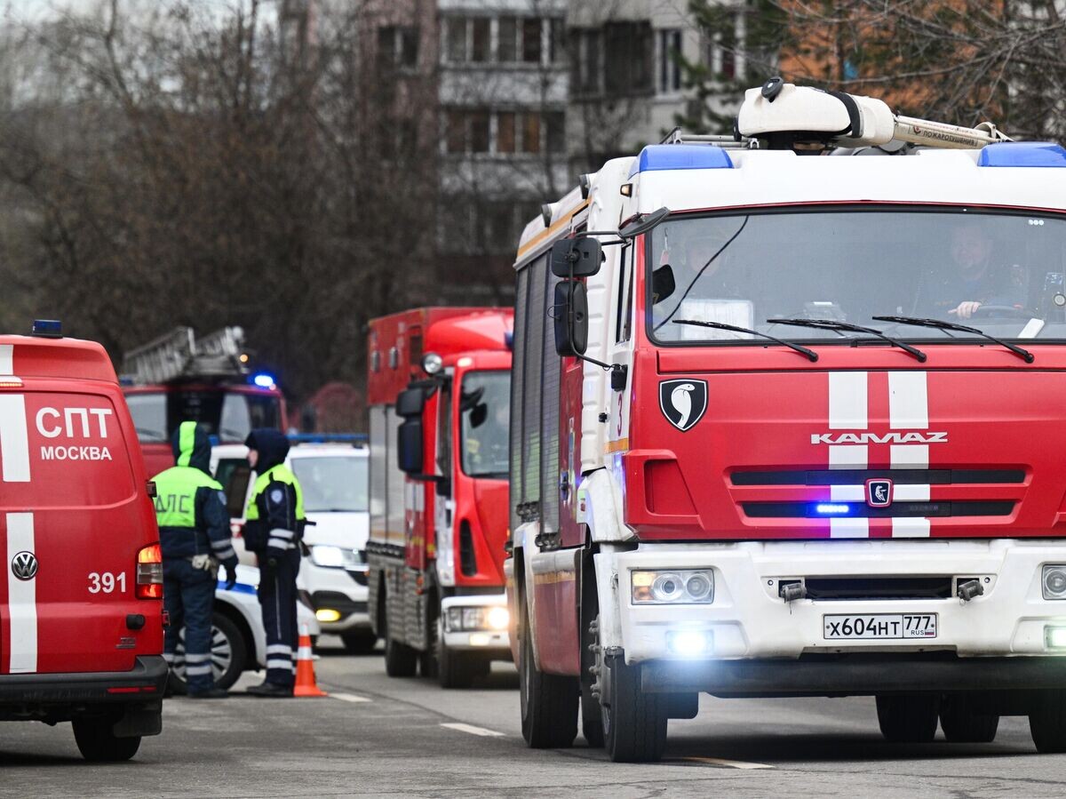    Сотрудники противопожарной службы МЧС РФ на месте взрыва в жилом комплексе "Алые паруса" на северо-западе Москвы | © РИА Новости / Рамиль Ситдиков