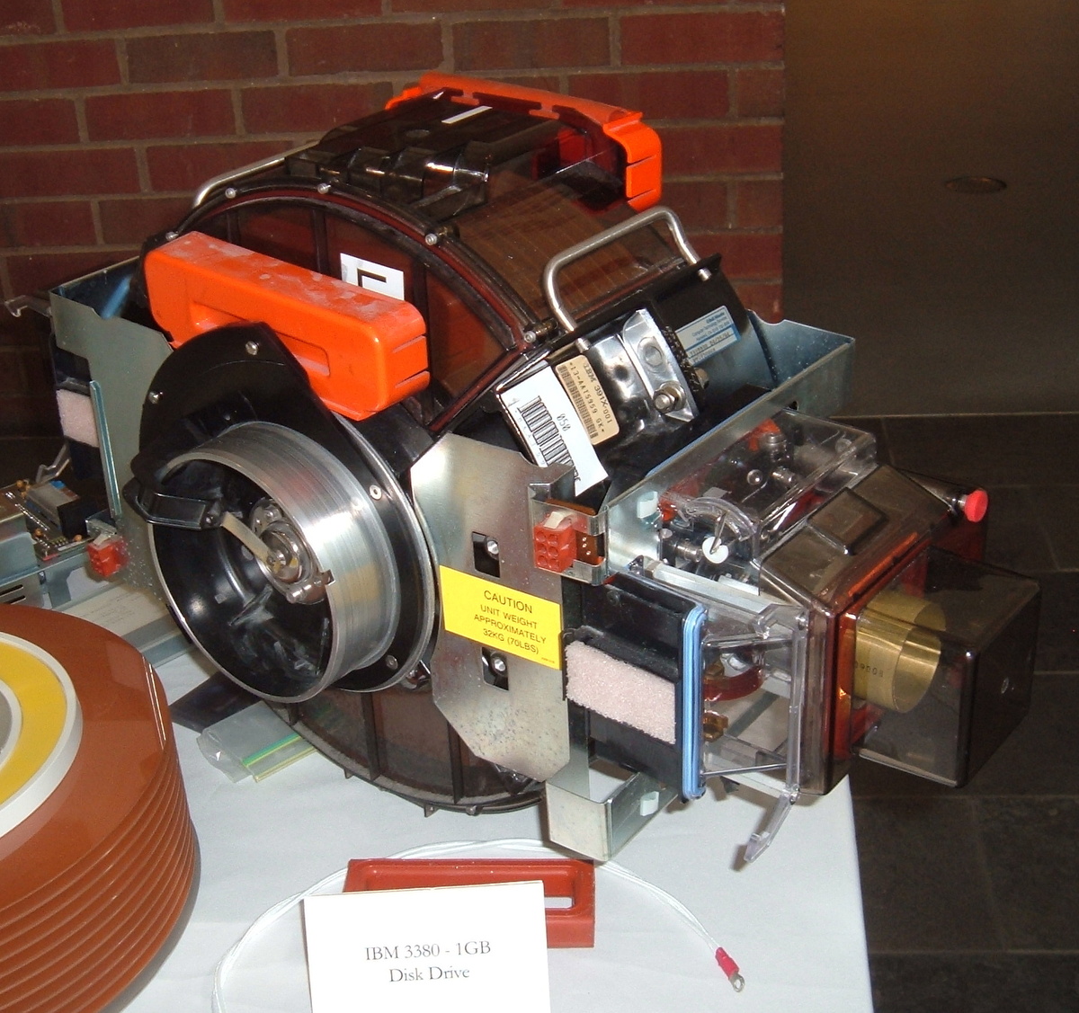 Модуль жесткого диска  IBM 3380. Изображение: ArnoldReinhold, CC BY-SA 3.0, commons.wikimedia.org
