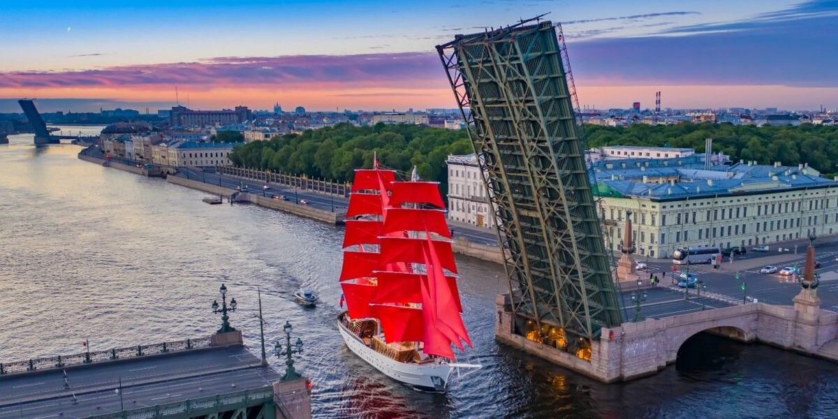 Движение ограничат поэтапно, сначала из-за репетиций, потом из-за празднования дня выпускников. Источник: FOTOGRIN / Shutterstock / FOTODOM📷
