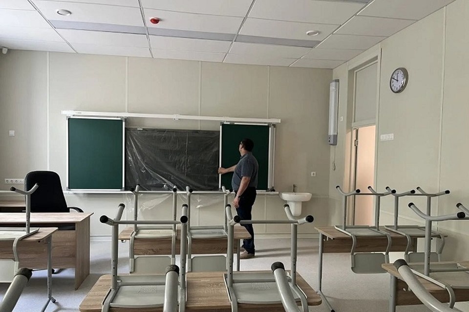    В Новоазовском округе проходит капремонт и модернизация Красноармейской школы. Фото: ТГ/Овчаров