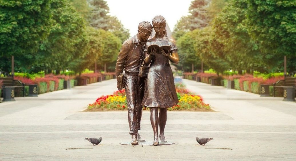 Шурик и Лида, улица Красная, Краснодар. А деревья видите? Ли-и-и-и-па! Источник фото: https://sib23.ru/