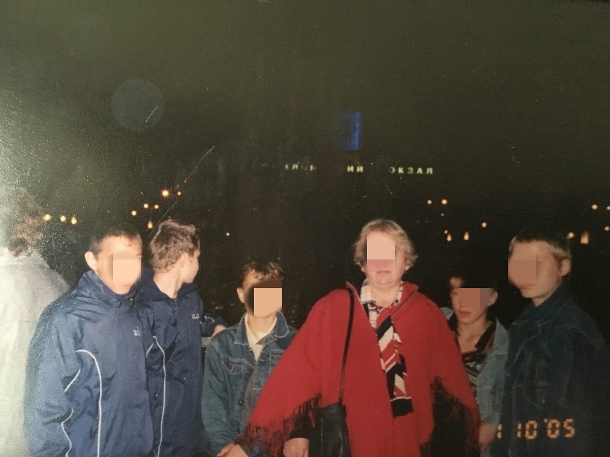 Посередине Татьяна Юрьевна и мы ребята. У нас в Детском доме группы были по номерам. У нас была 7-ая группа. Группа это, грубо говоря, комната, где дети живут, а воспитатель за них отвечает. Печальная статистика показывает, что редко кто из выпускников доживает до 35-ти лет и мало кому удаётся избежать тюрьмы. Справа на фото два мальчика - Паша и Игорь. Их уже нет вживых. Хотя у обоих были родители, но они были изъяты из семьи. Кто читал мою книгу, те вспомнят Павла. Третий мальчик слева  - Саша. Он уже больше 18-ти лет сидит в тюрьме. Нормально живёт только первый мальчик на фото слева. Он женат и многодетный отец.