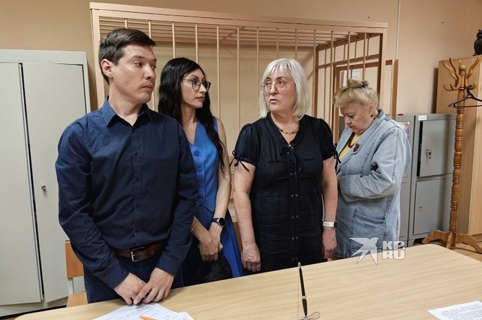    На приговор Шушарин пришел с женой (в синем платье) и мамой Татьяна САМОЙЛОВА