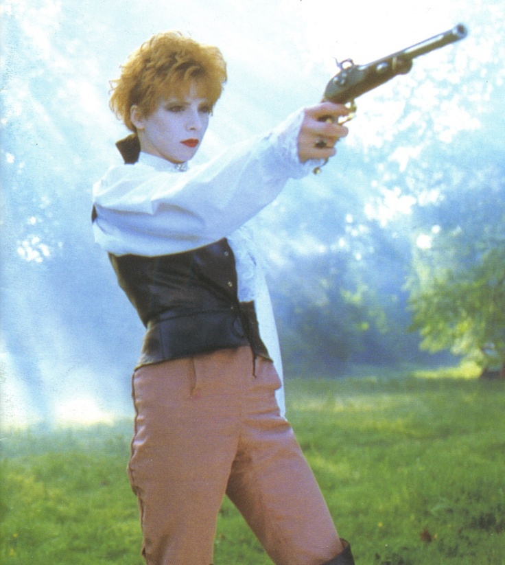 Кадр из клипа «Libertine» (1986)