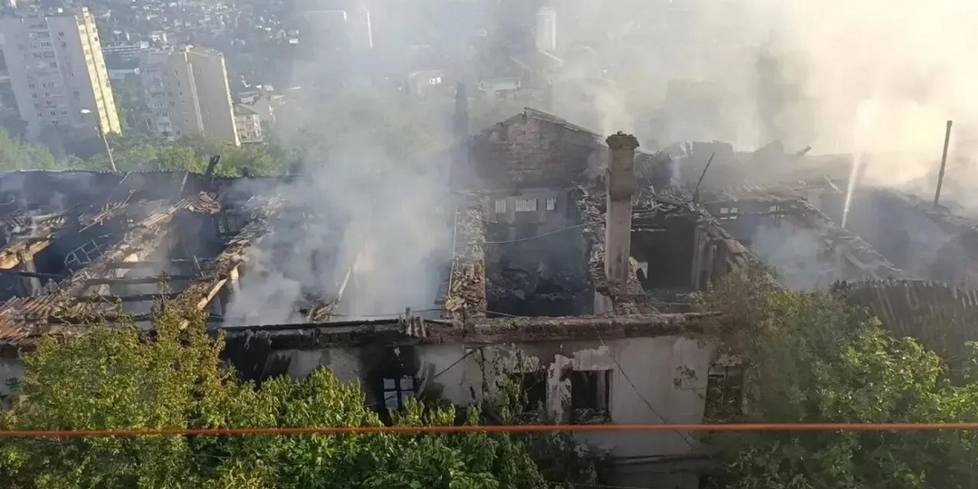 Прокуратура выясняет обстоятельства смертельного пожара в двухэтажном доме в Ялте