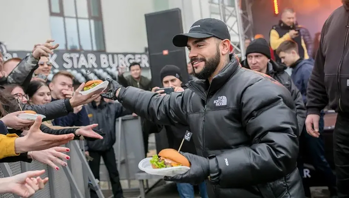 На открытии Black Star Burger Тимати раздавал бесплатные бургеры всем желающим