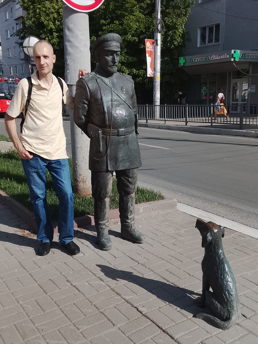 Скульптурная композиция "городовой с собачкой" (фото автора)