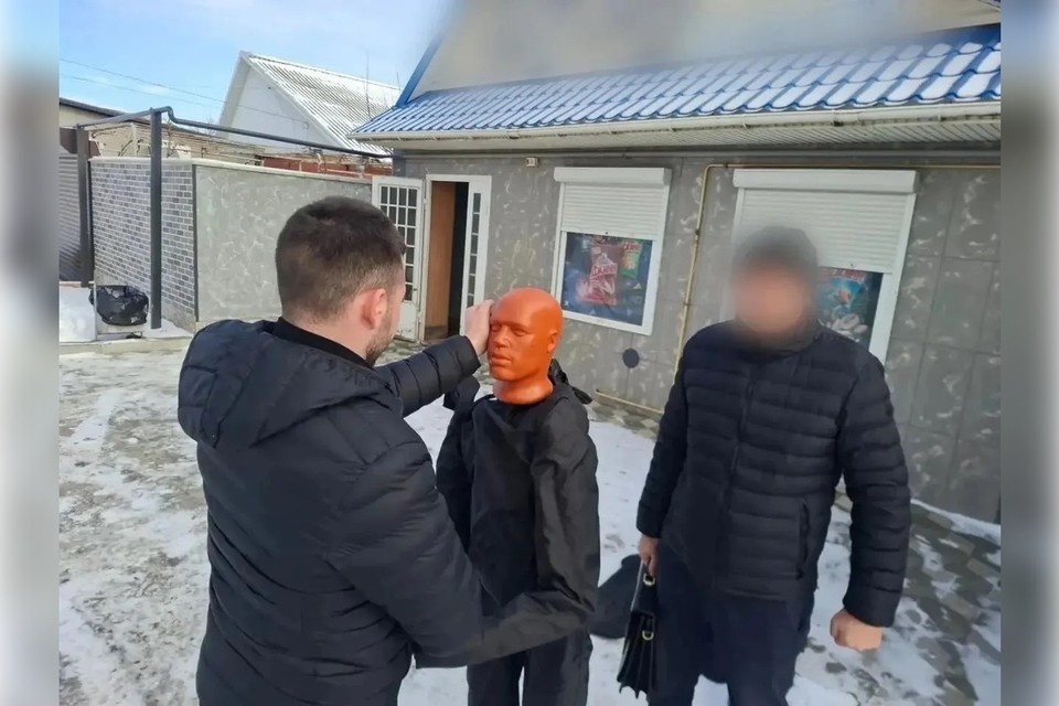    Мужчина показывает на следственном эксперименте, как нанес удар потерпевшему. Фото: СУ СК РФ по Запорожской области