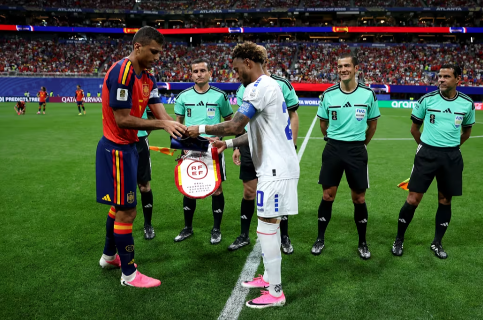 Райан Мендеш справа. Фото: Fifa.com