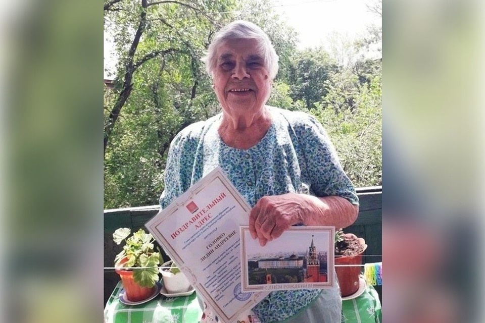    В Алчевске поздравили с 93-летием ветерана труда и труженицу тыла Лидию Головко. ФОТО: Администрация города Алчевска архив "КП"